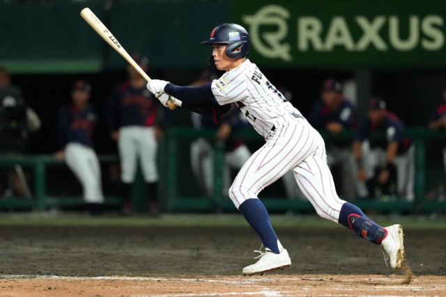 タイムリーを放つ藤森海斗(明徳義塾)