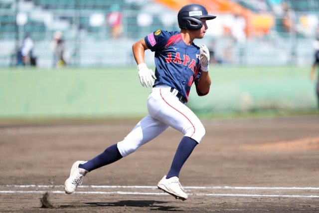 ヒットを放つ高畑知季(東洋大姫路)