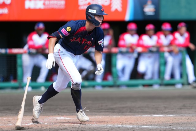 ヒットを放つ藤森海斗(明徳義塾)
