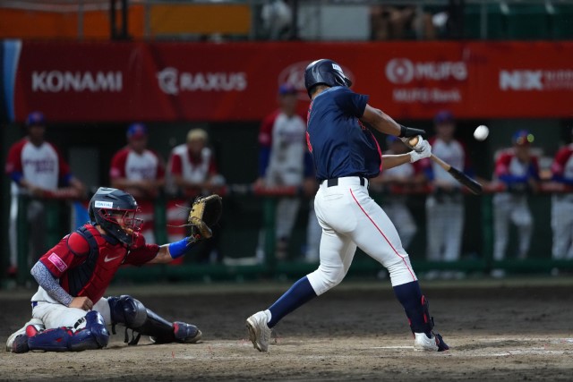 阿部葉太(横浜)の打球が相手エラーとなり追加点