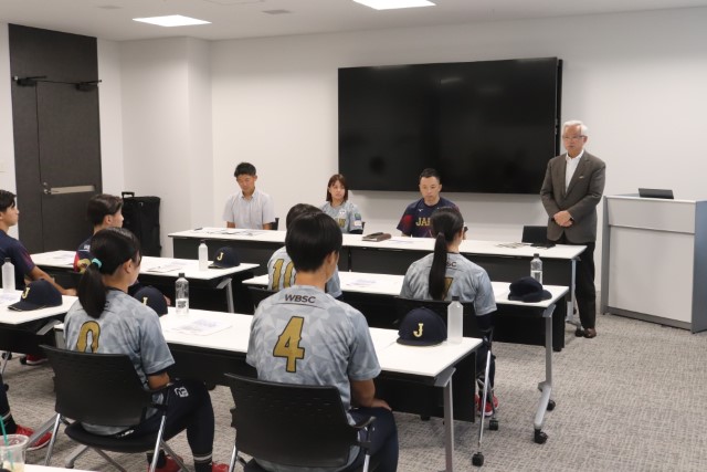 結団式で話す全日本野球連盟・山中正竹会長