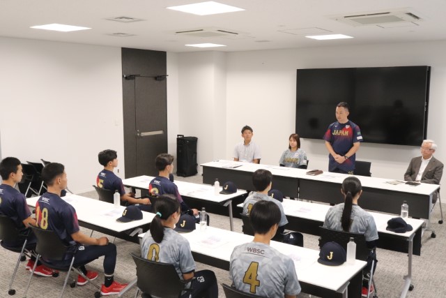 結団式で話す本池太一監督