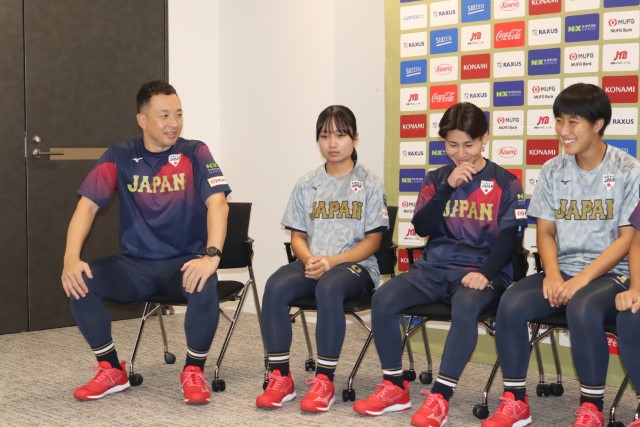 記者会見で選手たちについて話す本池太一監督