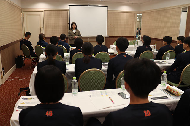 選手たちに話をする全日本女子野球連盟の山田博子会長