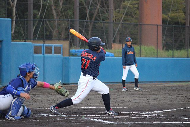 タイムリー三塁打を放つ木村睦実(大阪体育大)