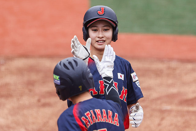 花本穂乃佳(日本大国際関係学部)のランニング本塁打で先制