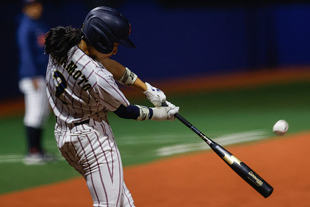 タイムリー二塁打を放つ花本穂乃佳(日本大国際関係学部)