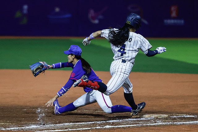 内野安打を放つ日野美羽(日本大国際関係学部)