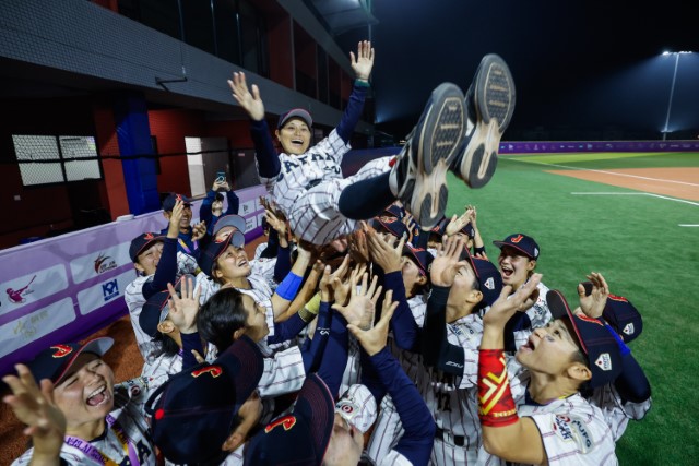 宙を舞う中島梨紗監督