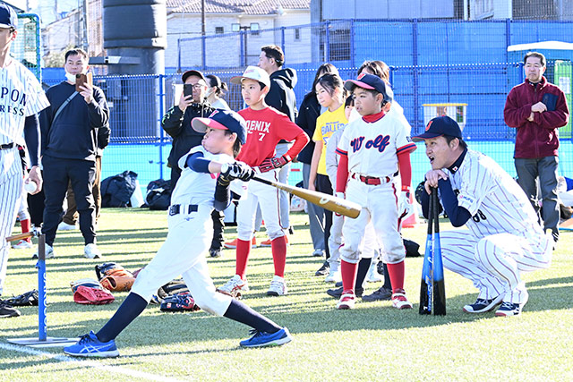 バッティングを指導する金子誠ヘッドコーチ