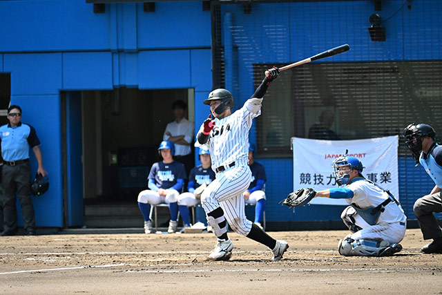 本塁打を放つ前嶋藍(亜細亜大)
