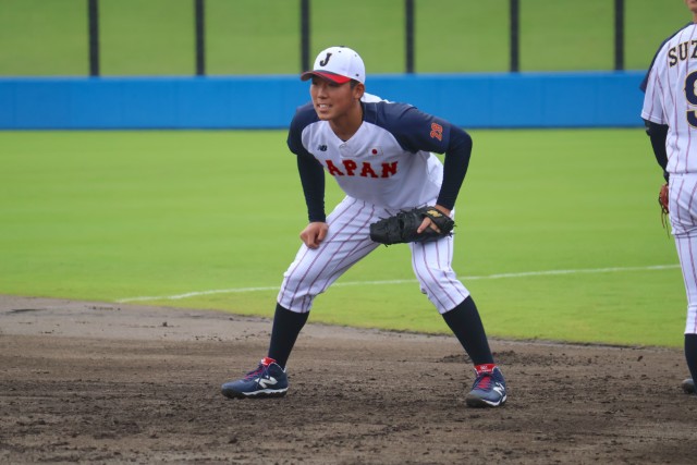ファーストミットでノックを受ける捕手登録の井上和輝(法政大)