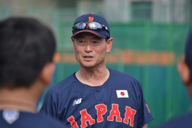 一つ一つのプレーを丁寧に指導する桑田真澄監督