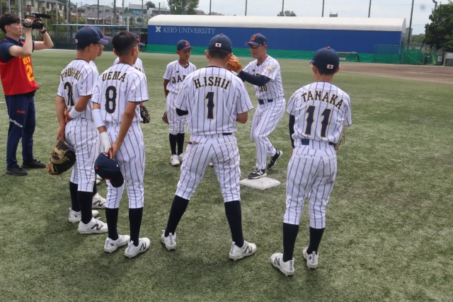 選手たちに身振り手振りで指導する桑田真澄監督