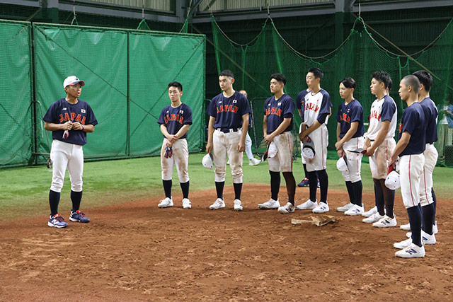 走塁指導に耳を傾ける選手たち